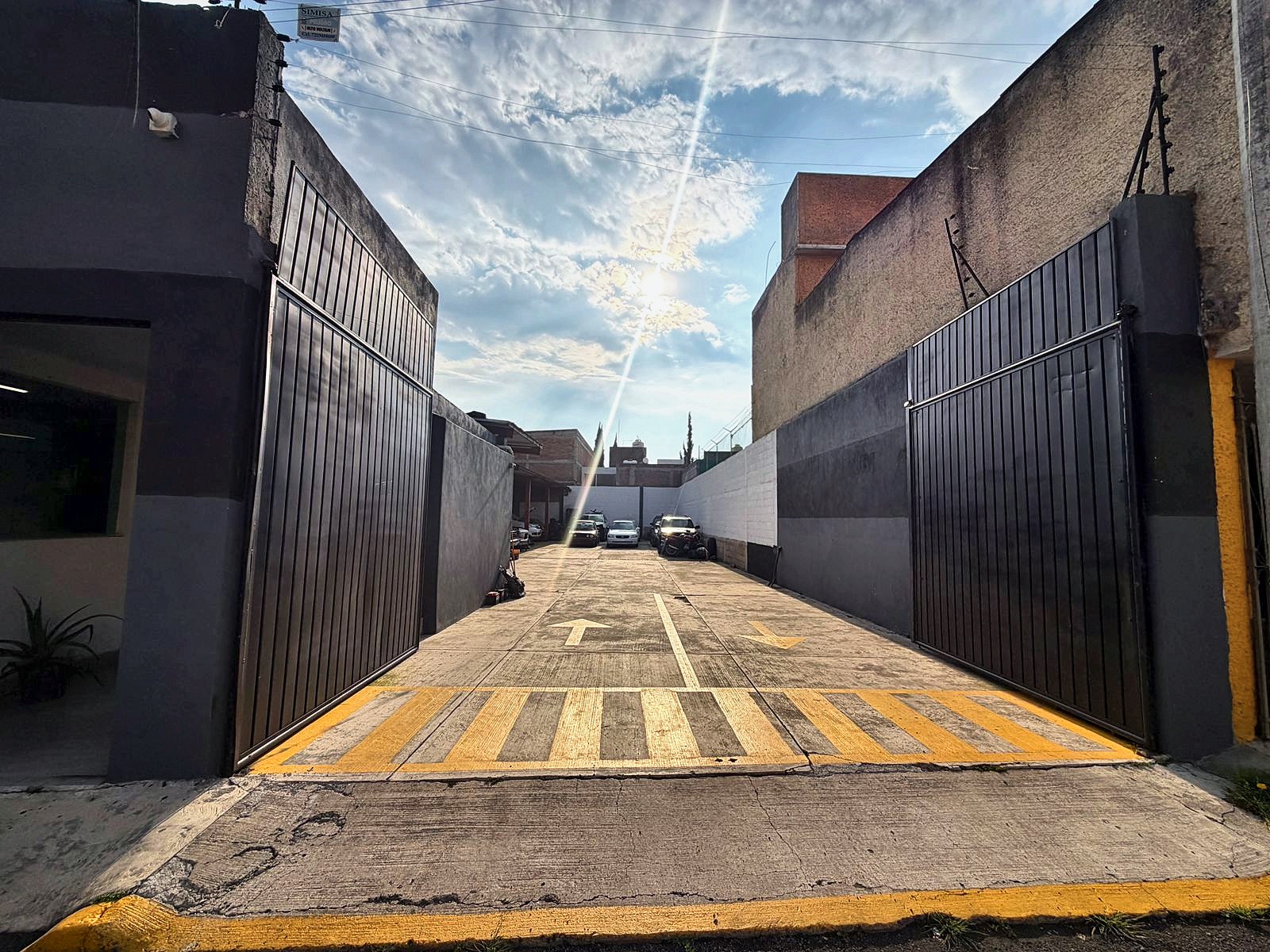 Acceso al patio del taller con cortina abierta