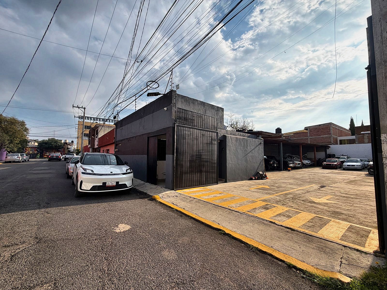 Fachada y patio del taller sobre la calle